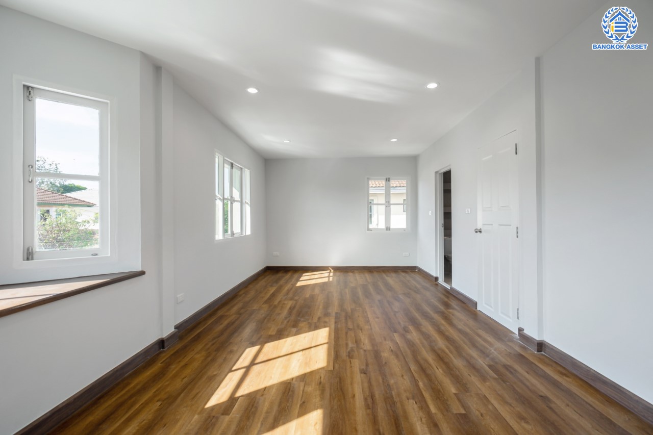 บ้านมือสองตกแต่งใหม่ ม.ชัยพฤกษ์ บางบัวทอง บ้านเดี่ยวแบรนด์ LH เนื้อที่ 55.2 ตร.ว. ฟังก์ชัน 3 ห้องนอน 2 ห้องน้ำ จอดรถ 2 คัน พร้อม Facilities ครบครัน บนทำเลเดินทางสะดวก ติดถนนบางกรวย-ไทรน้อย ใกล้เซ็นทรัลเวสต์เกต และรถไฟฟ้าสายสีม่วง "สถานีบางพลู"